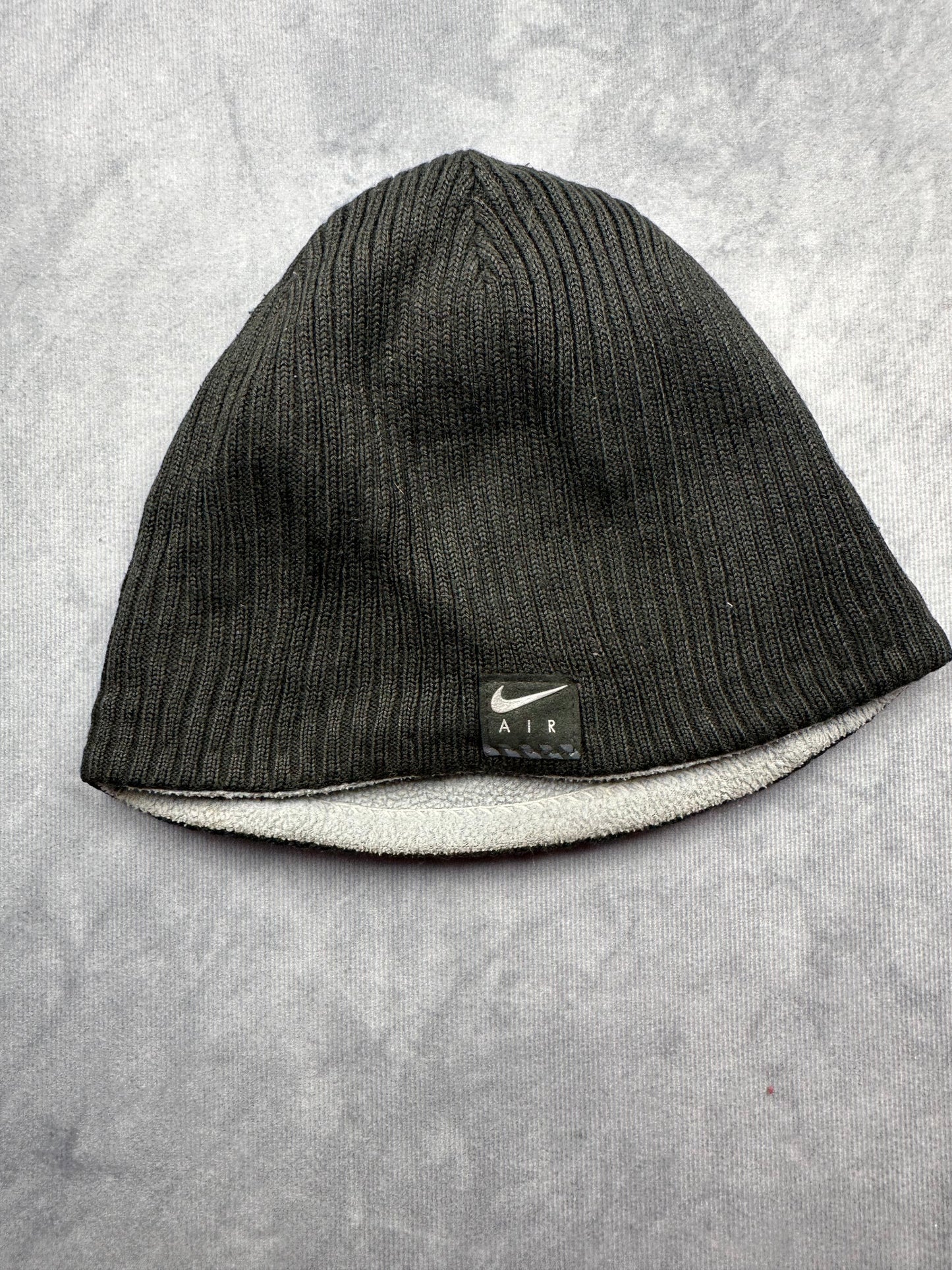 Nike Air Beanie Sportswear Wendemütze Winter Schwarz/grau
