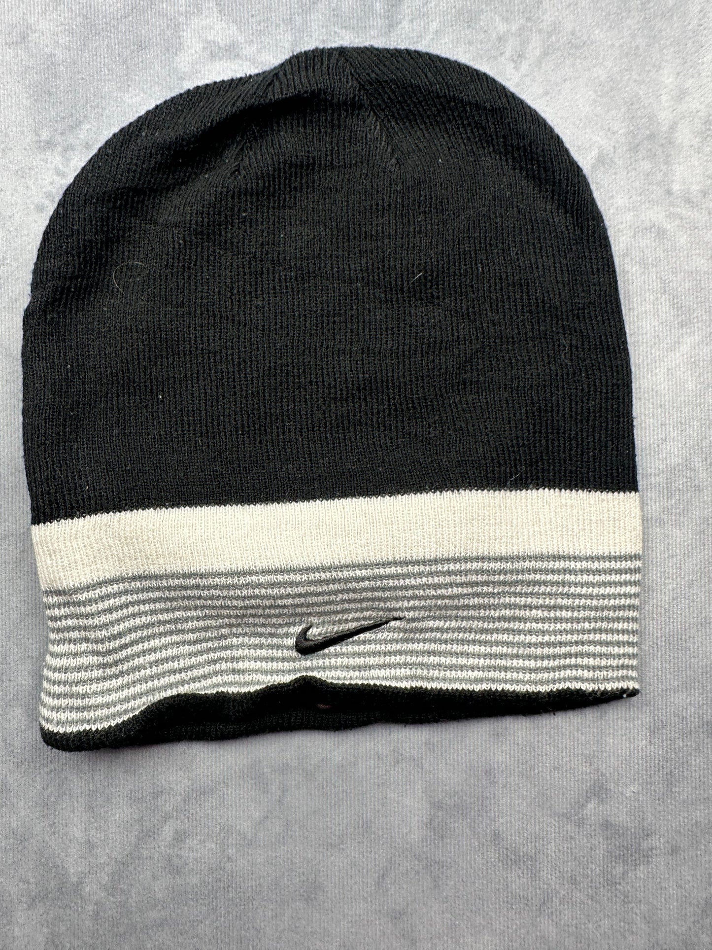 Nike Beanie Sportswear Wendemütze Winter schwarz/weiß/grau
