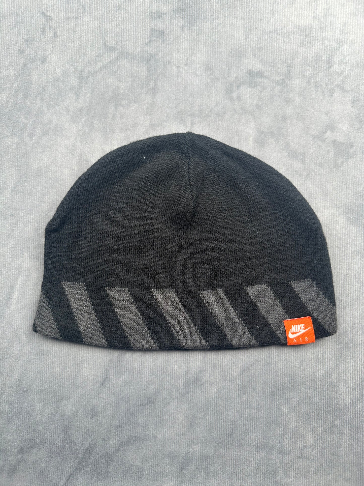 Nike Air Beanie Sportswear Wendemütze Winter schwarz/grau gestreift