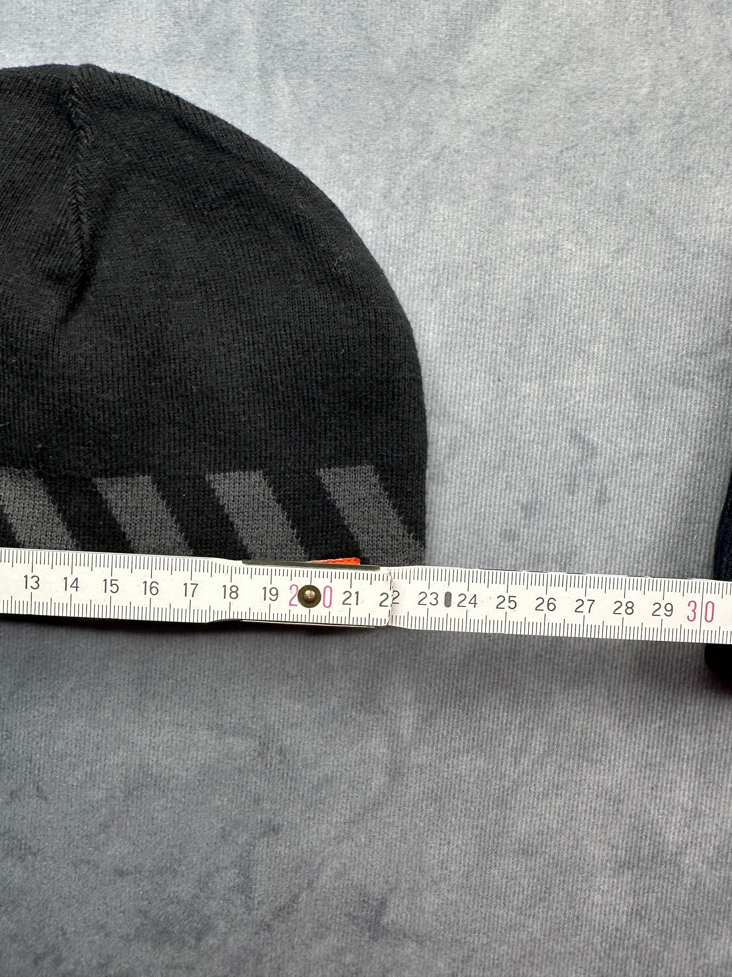 Nike Air Beanie Sportswear Wendemütze Winter schwarz/grau gestreift